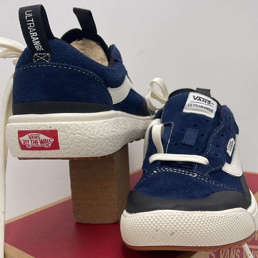 Vans WMNS Blue White Sneakers Ultrarange Exo
Suede Dress Blues/Black
VN0A4UWMLKV - Picture 8 of 16